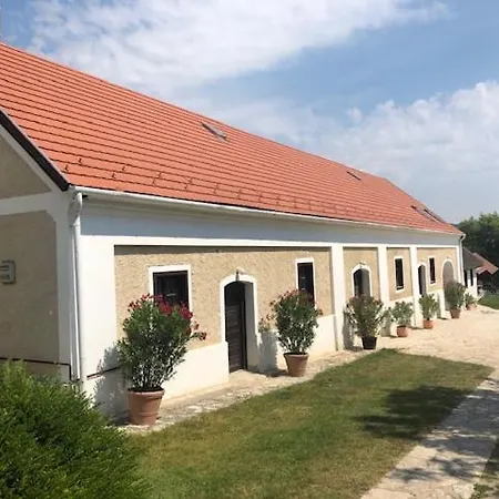 Appartement Nemespecsely Udvarhaz