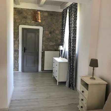 Nemespecsely Udvarhaz *