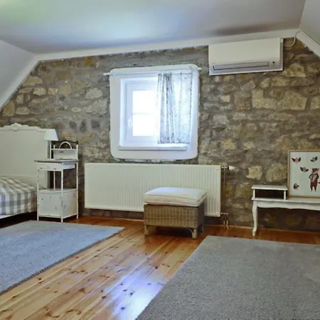 Nemespecsely Udvarhaz Apartment