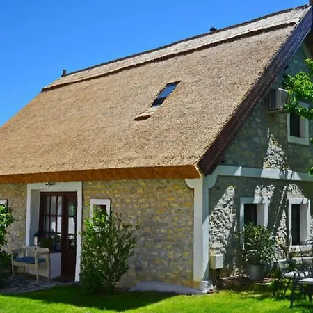 Nemespecsely Udvarhaz Apartment