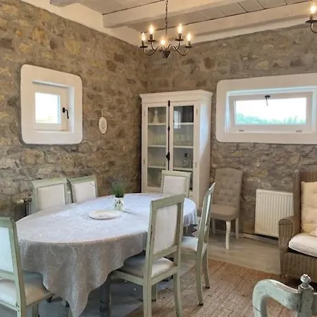 Nemespecsely Udvarhaz Apartment