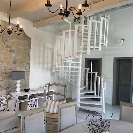 Nemespecsely Udvarhaz Apartment *