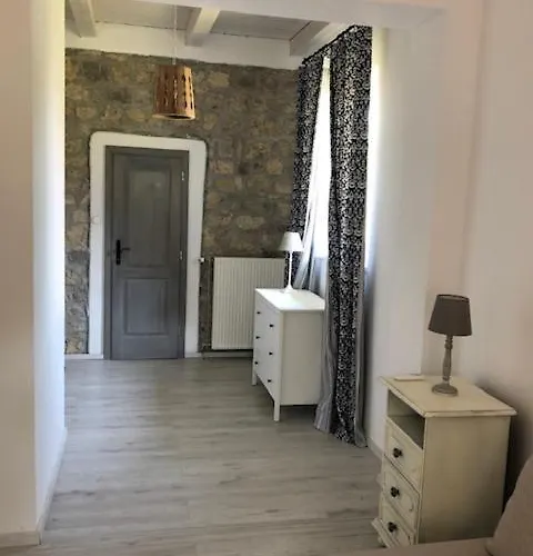 Nemespecsely Udvarhaz *